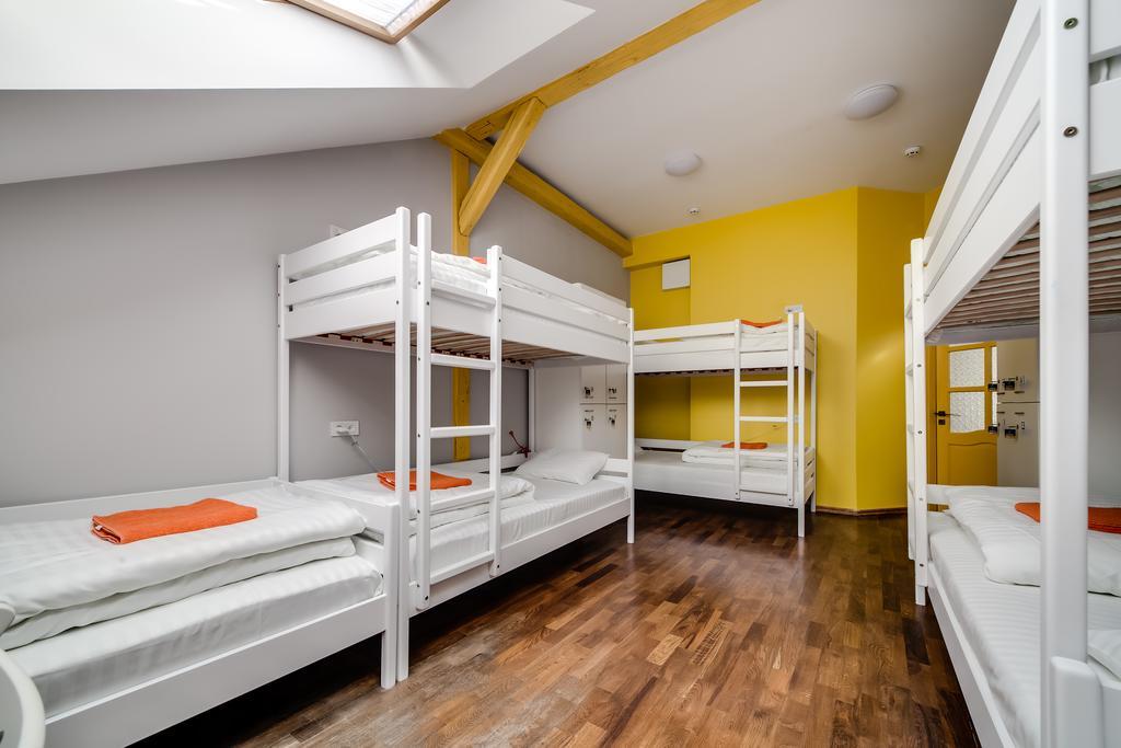 Park Plus Hostel Лвив Стая снимка